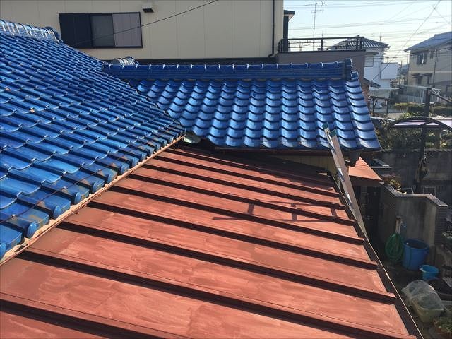 瓦屋根とトタンの屋根